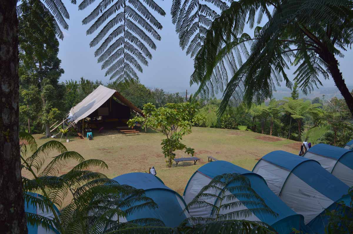 Suasana area camp Tanakita dikelilingi gunung